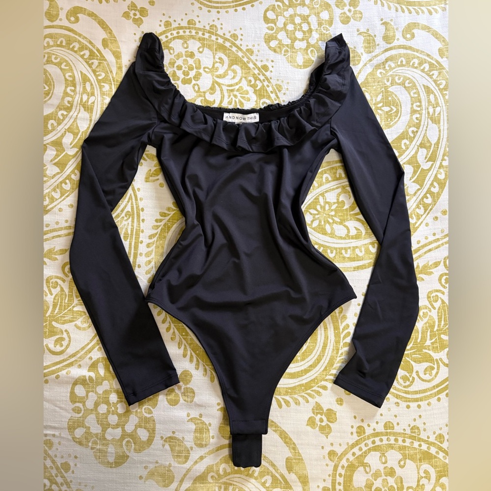 🦋2 For $50🦋Black Bodysuit with Ruffle Detail